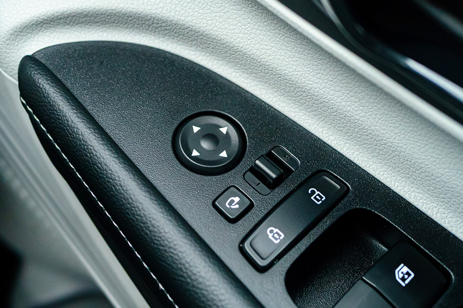 Hyundai i20 Mirror Adjustment Controls