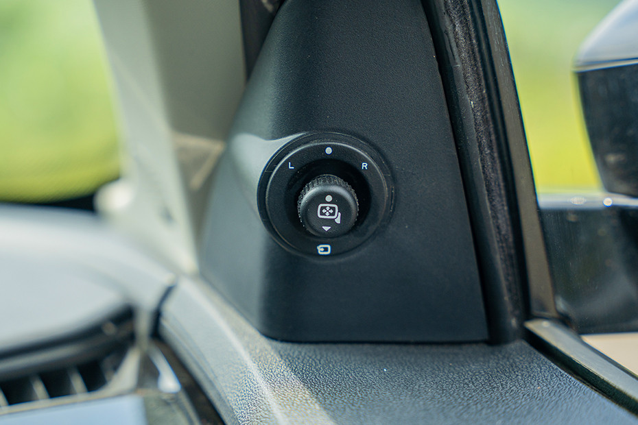Tata Harrier EV Mirror Adjustment Controls