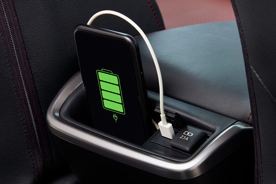 Toyota Fortuner Legender Center Tunnel with attached Smartphone