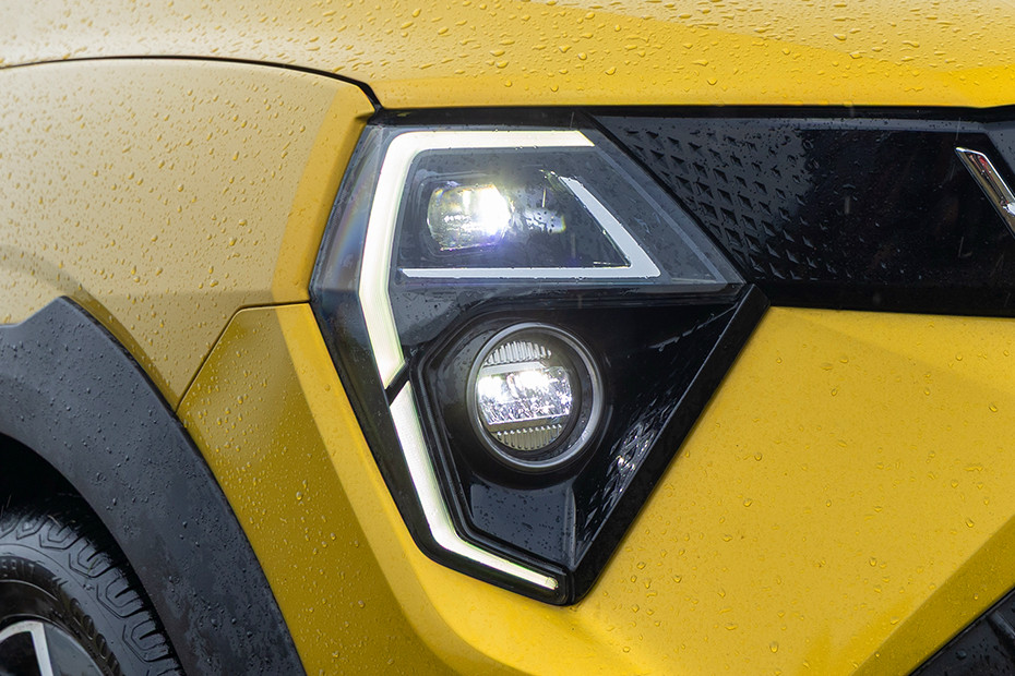 Mahindra XUV 3XO Headlight