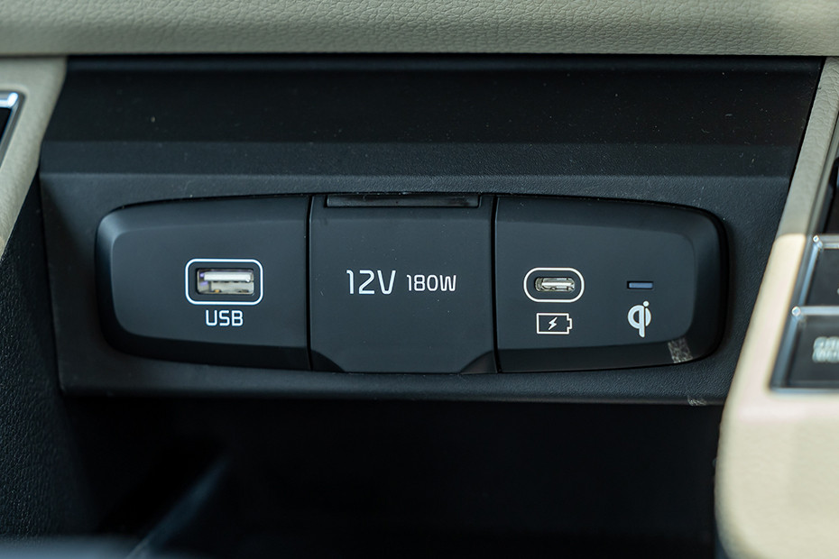 Kia Carens Clavis USB Charging Port (Front)