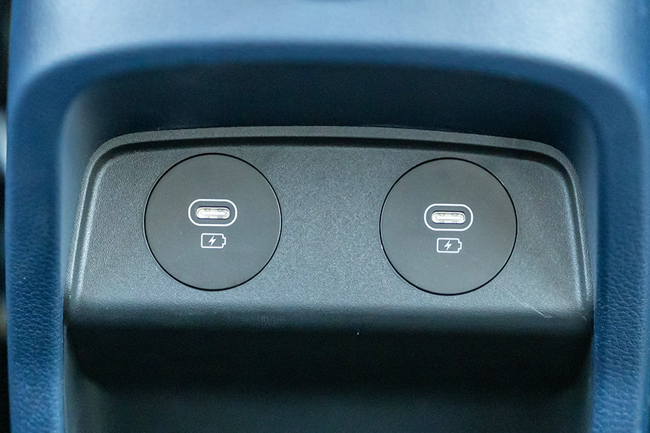 Kia Carens Clavis USB Charging Port (Rear)