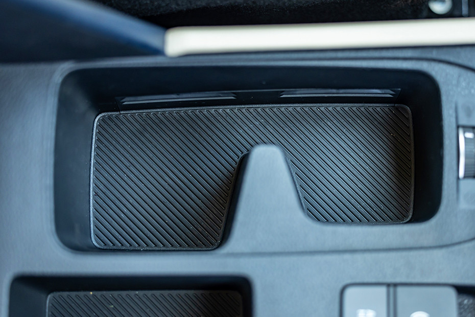 Kia Carens Clavis Cup holder