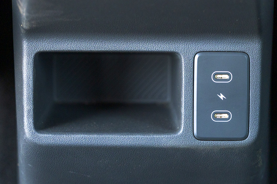 Kia Syros USB Charging Port (Rear)