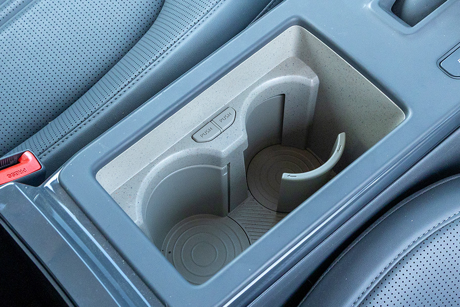 Kia Syros Cup holder