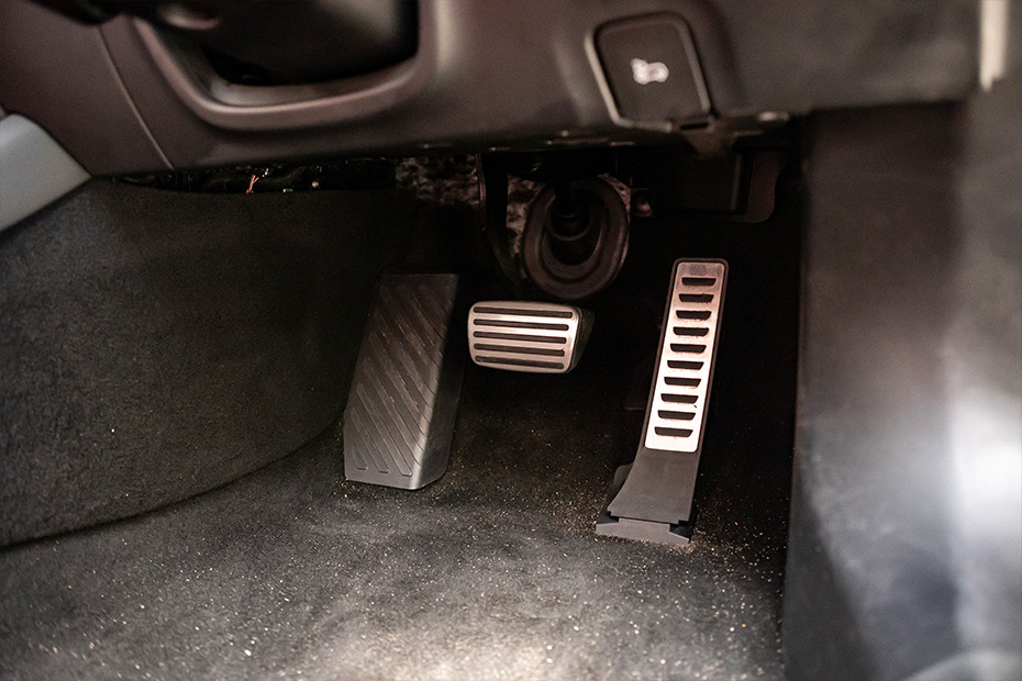 MG MG Cyberster INTERIOR Controls and Buttons