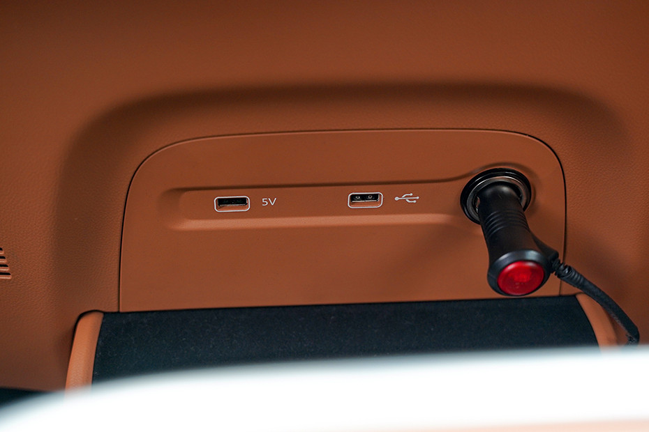 MG MG M9 INTERIOR Charging Options