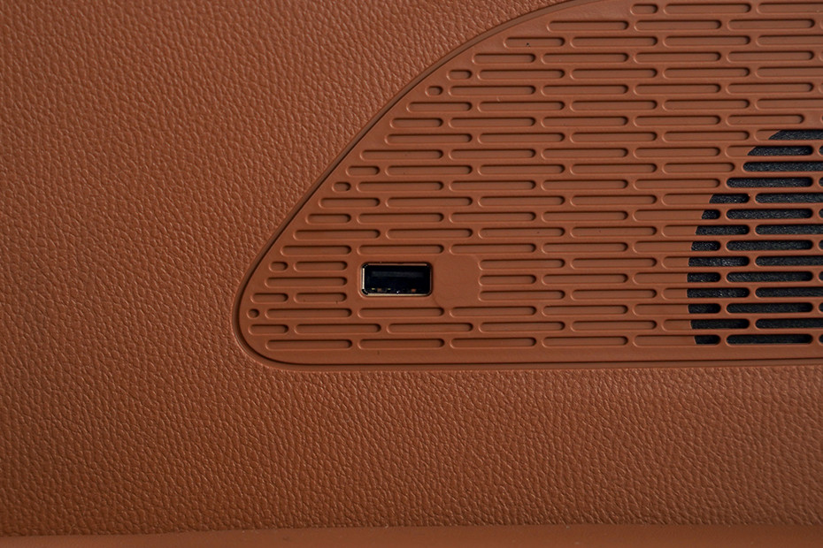 MG MG M9 INTERIOR Charging Options