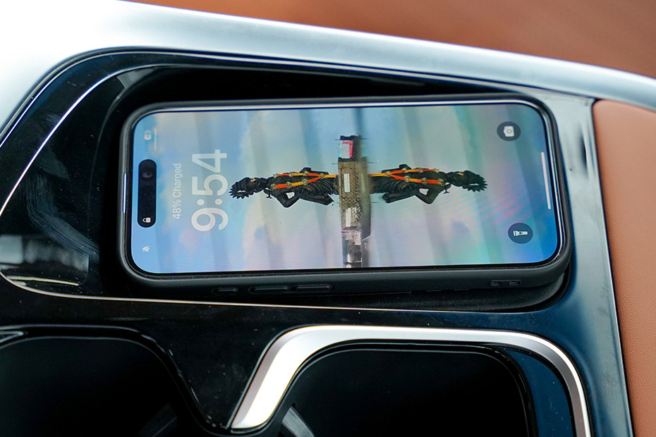 MG MG M9 INTERIOR Charging Options