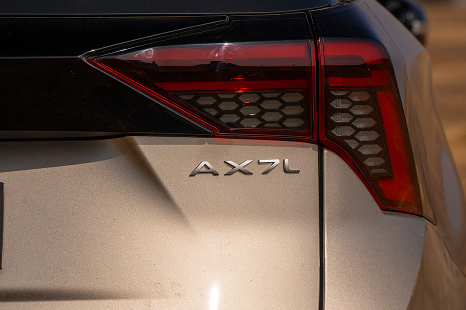 Mahindra XUV 7XO Variant Badge