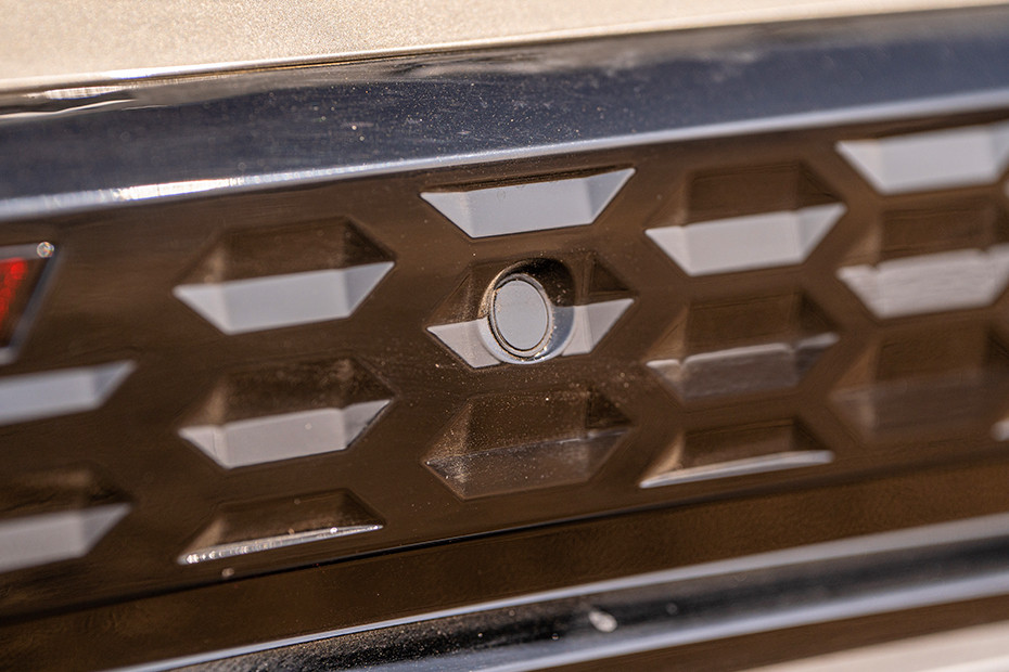 Mahindra XUV 7XO Rear Parking Sensors