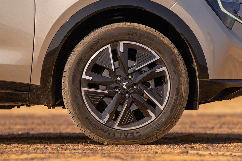 Mahindra XUV 7XO Wheel