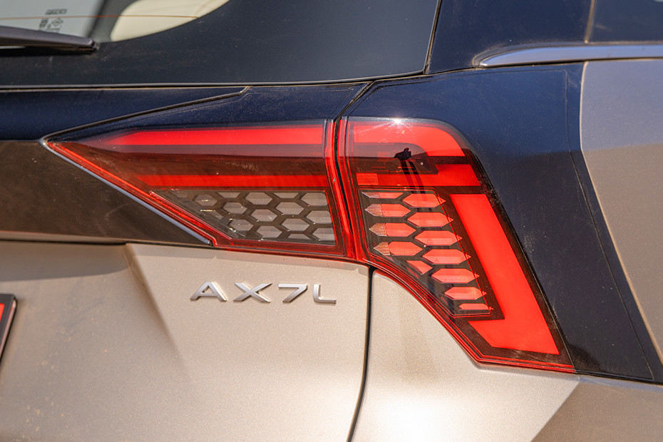 Mahindra XUV 7XO Taillight