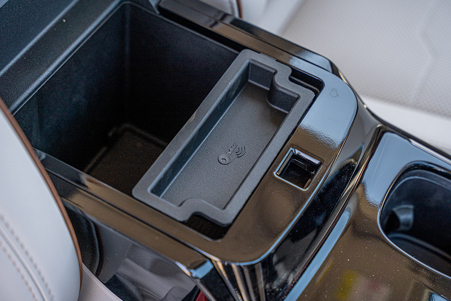 Mahindra XUV 7XO Slot For Key