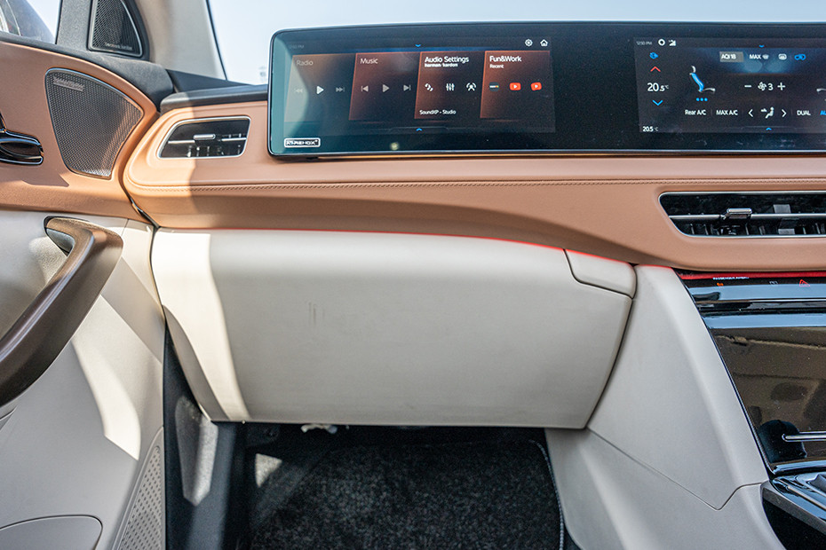 Mahindra XUV 7XO Glovebox (Closed)