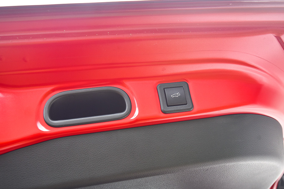 Maruti Victoris Powered Tailgate Button