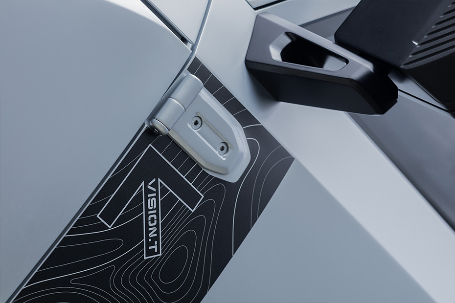 Mahindra Vision T Variant Badge